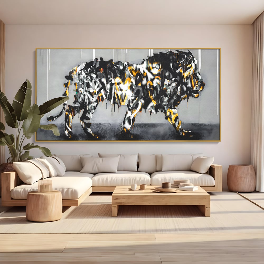 Tablou canvas cu tablou canvas cu leu in stil graffiti, in rama de aluminiu auriu, pe perete intr-un living